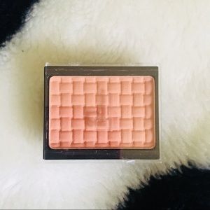 Magnetic peach eyeshadow and blush